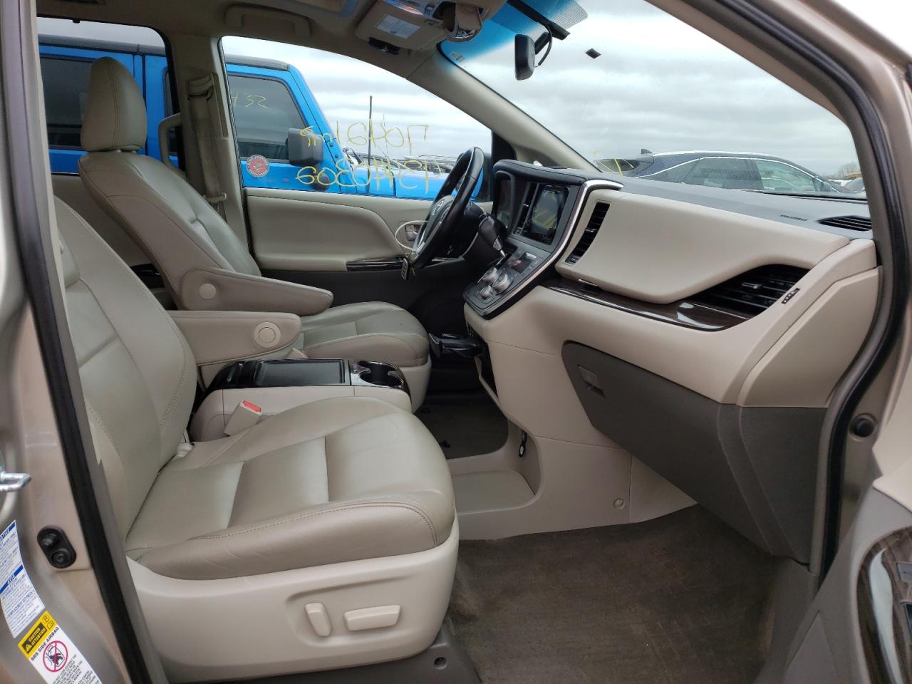 Photo 5 from auction – 2016 TOYOTA SIENNA XLE with VIN 5TDDK3DC5GS131580