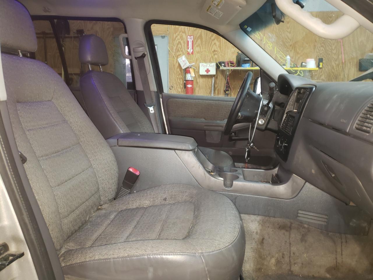 Photo 5 from auction – 2002 FORD EXPLORER X with VIN 1FMZU72EX2ZC29115