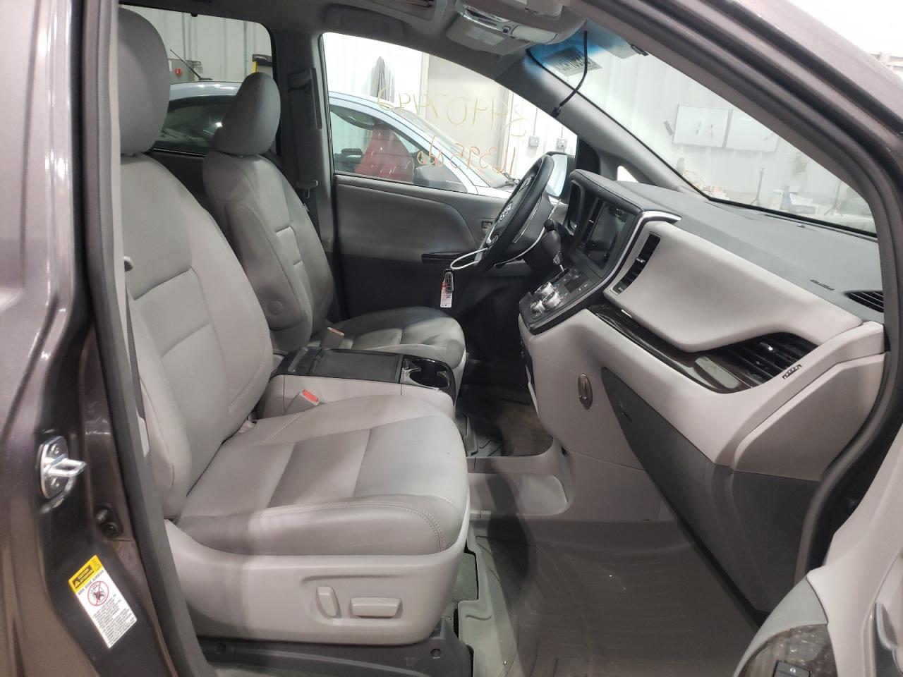 Photo 5 from auction – 2017 TOYOTA SIENNA XLE with VIN 5TDYZ3DCXHS854646
