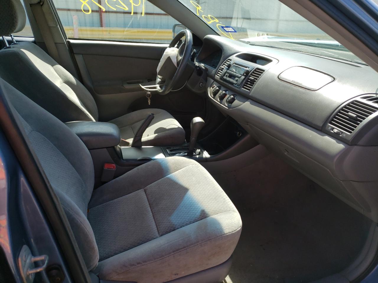 Photo 5 from auction – 2004 TOYOTA CAMRY with VIN 4T1BE32KX4U922828