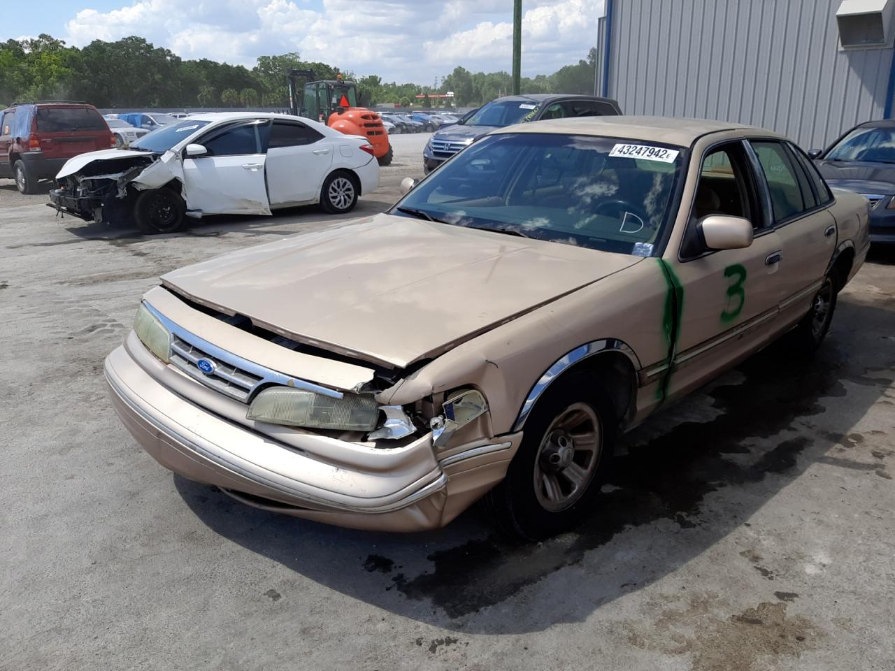 Photo 2 from auction – 1996 FORD CROWN VICT with VIN 2FALP7368TX100182