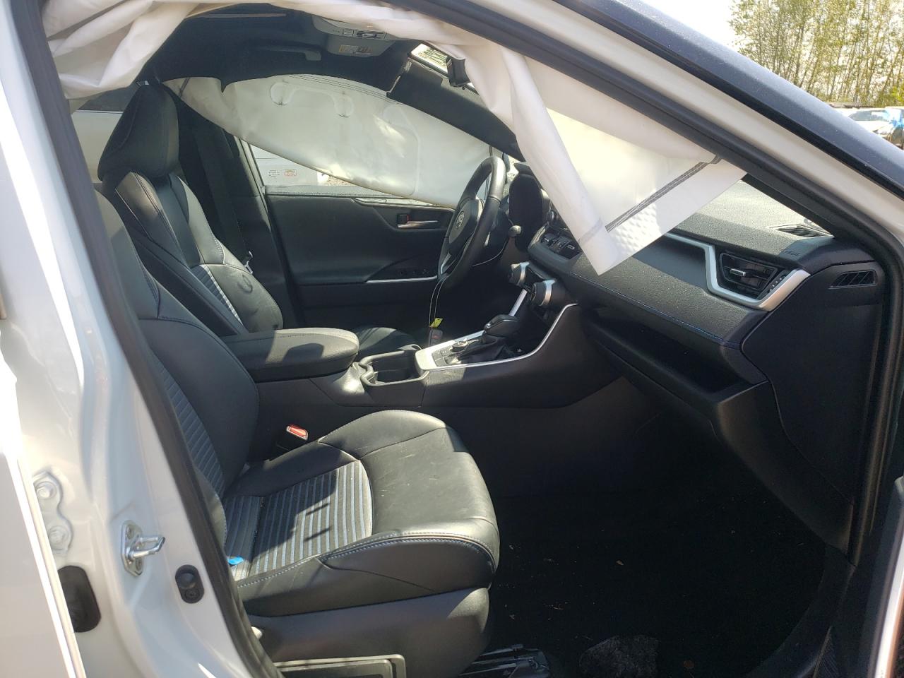 Photo 5 from auction – 2019 TOYOTA RAV4 XSE with VIN 2T3EWRFV8KW013007