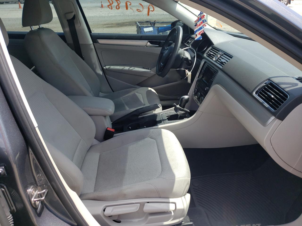 Photo 5 from auction – 2016 VOLKSWAGEN PASSAT S with VIN 1VWAT7A32GC040129