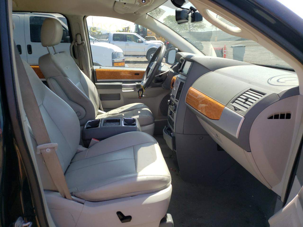 Photo 5 from auction – 2010 CHRYSLER TOWN & COU with VIN 2A4RR6DX9AR149029