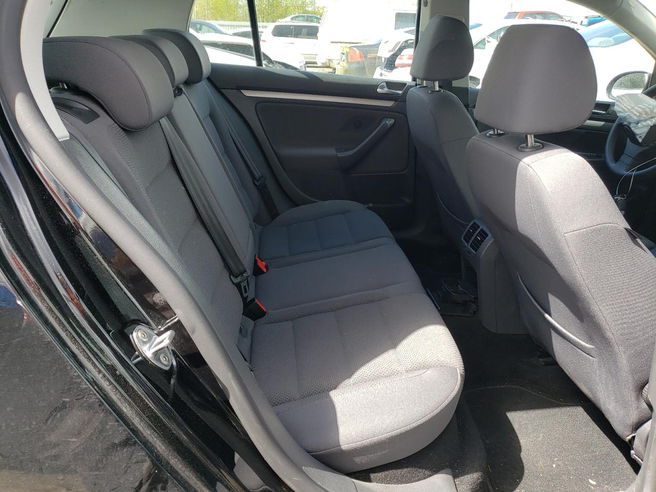 Photo 6 from auction – 2009 VOLKSWAGEN RABBIT with VIN WVWDB71K29W036707