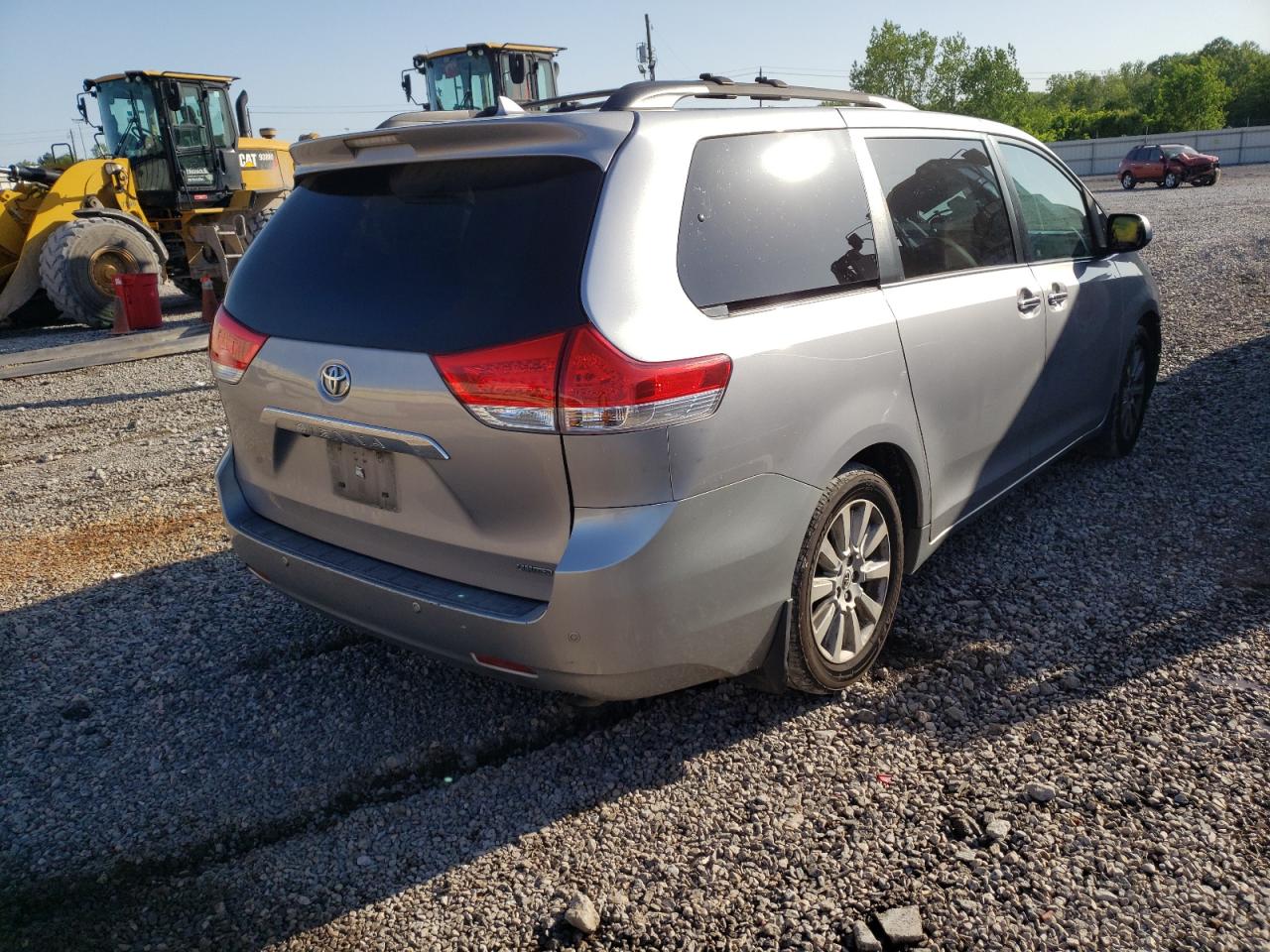Photo 4 from auction – 2011 TOYOTA SIENNA XLE with VIN 5TDYK3DC5BS034163