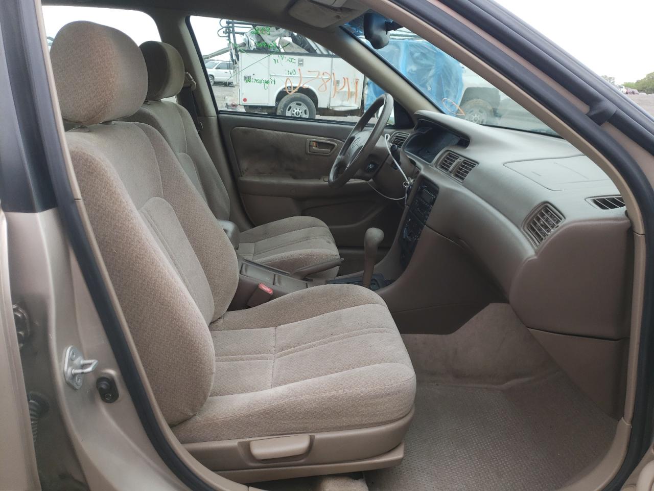 Photo 5 from auction – 2000 TOYOTA CAMRY CE with VIN 4T1BG22K3YU984923