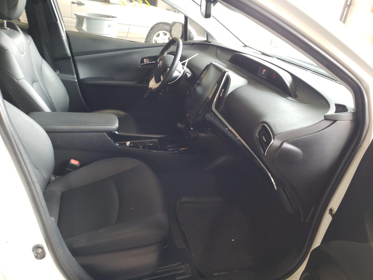 Photo 5 from auction – 2017 TOYOTA PRIUS PRIM with VIN JTDKARFP1H3003708
