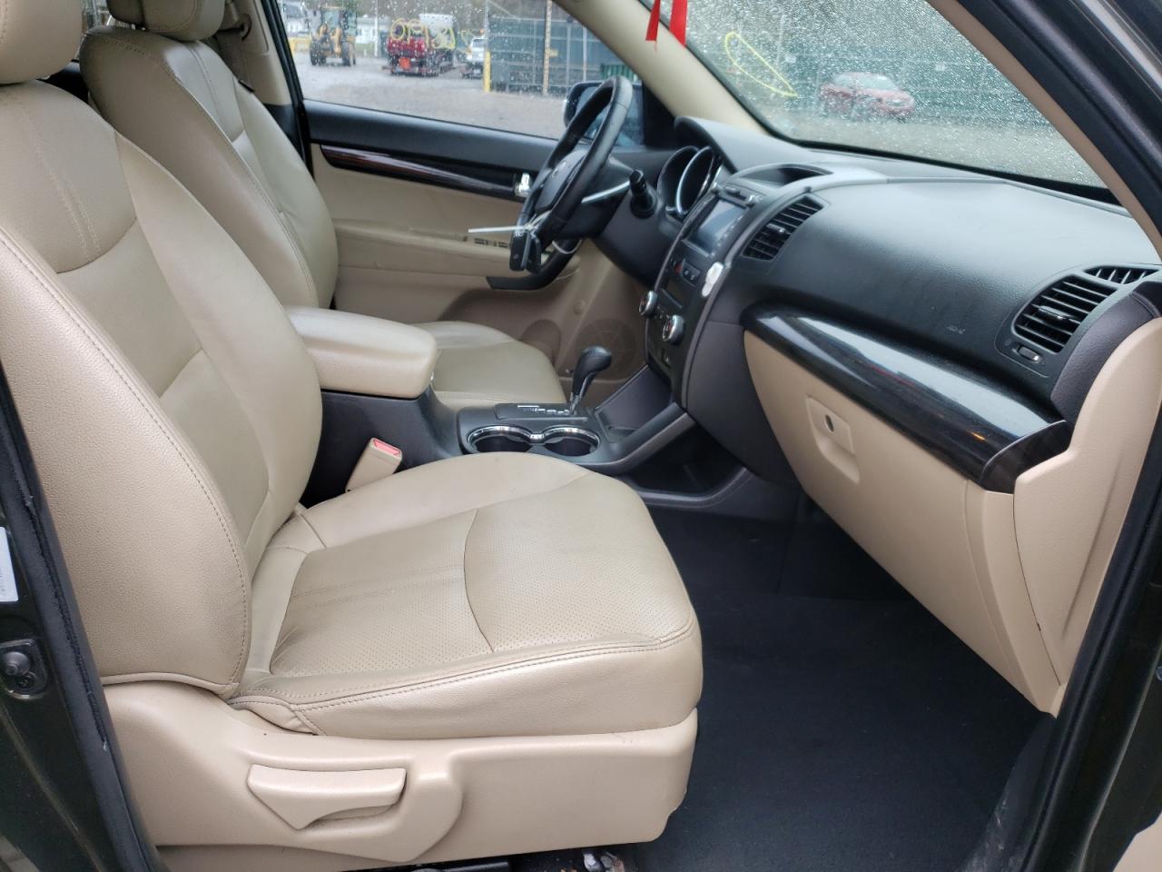 Photo 5 from auction – 2011 KIA SORENTO EX with VIN 5XYKUDA24BG171643