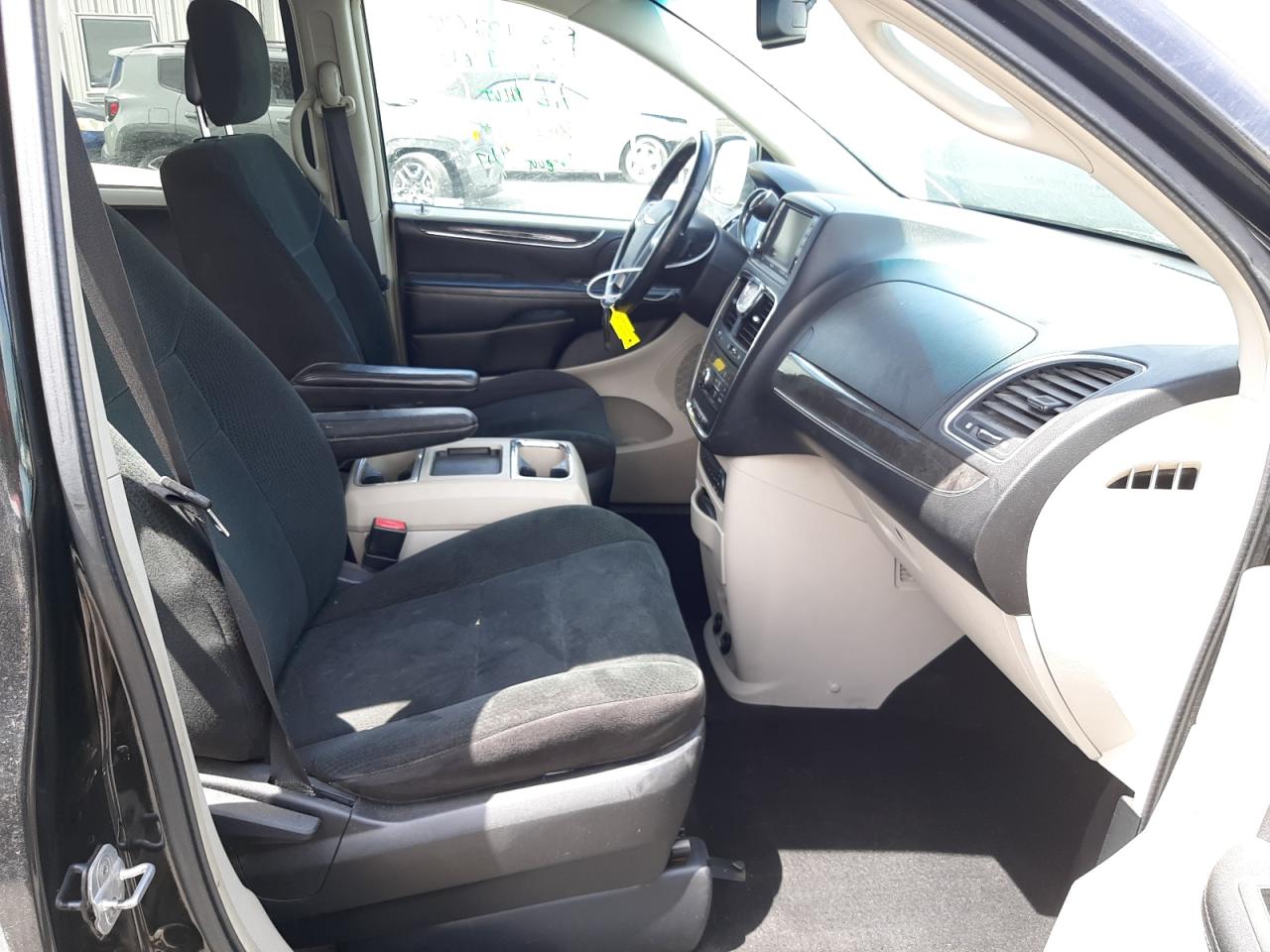 Photo 5 from auction – 2012 CHRYSLER TOWN & COU with VIN 2C4RC1BG1CR126652