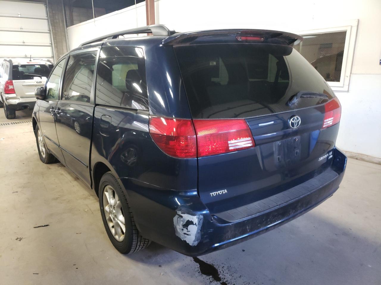 Photo 3 from auction – 2005 TOYOTA SIENNA LE with VIN 5TDBA23C55S035497