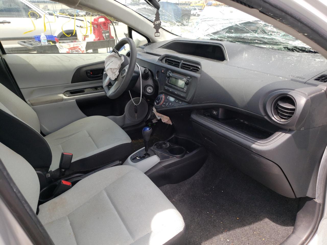 Photo 5 from auction – 2013 TOYOTA PRIUS C with VIN JTDKDTB39D1554109
