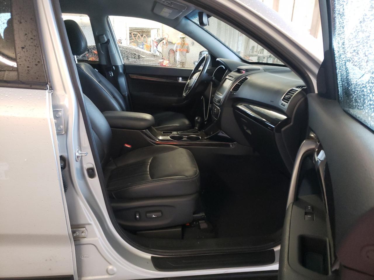 Photo 5 from auction – 2014 KIA SORENTO LX with VIN 5XYKT4A61EG438005
