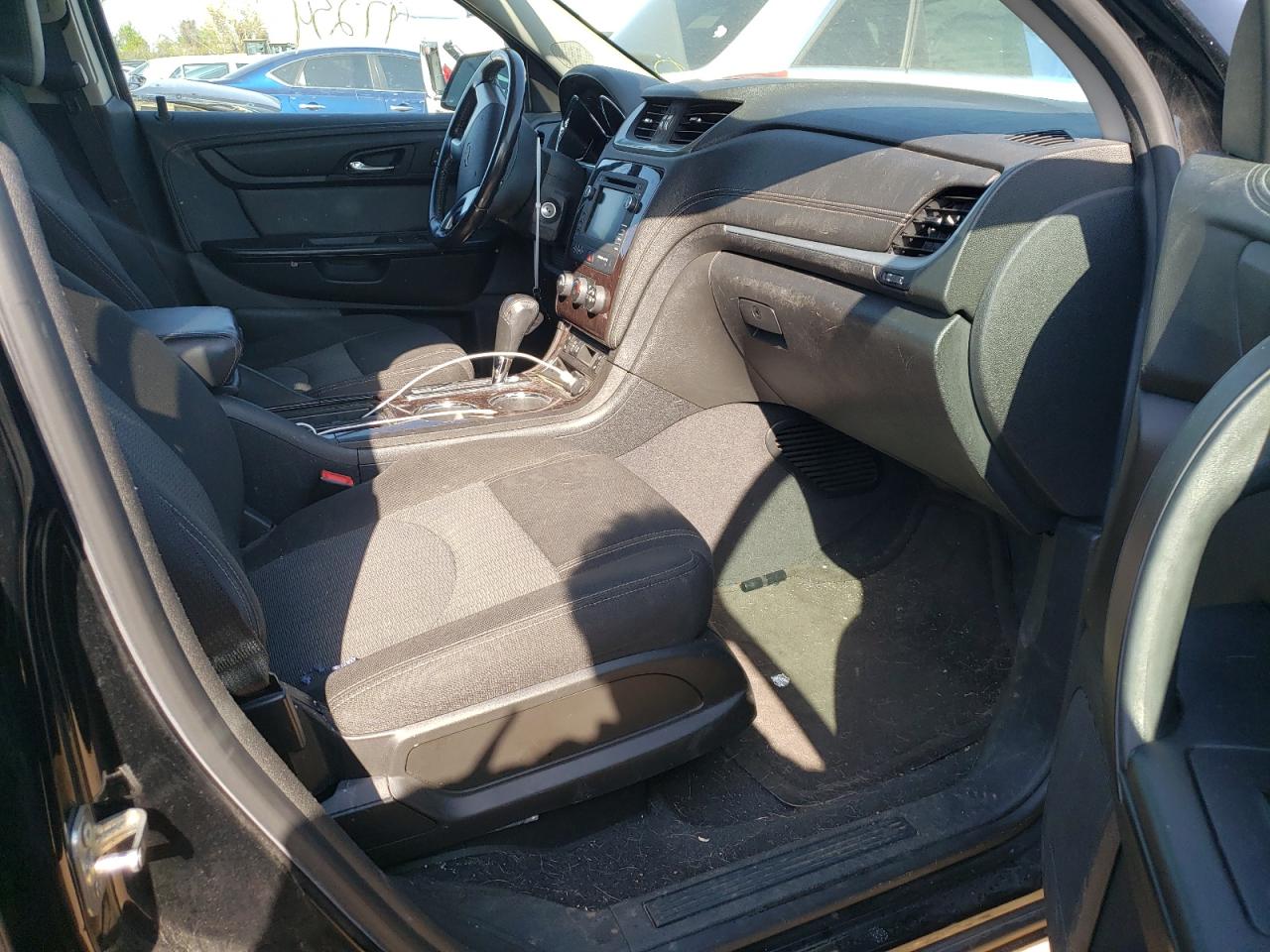 Photo 5 from auction – 2017 CHEVROLET TRAVERSE L with VIN 1GNKRGKD8HJ249005