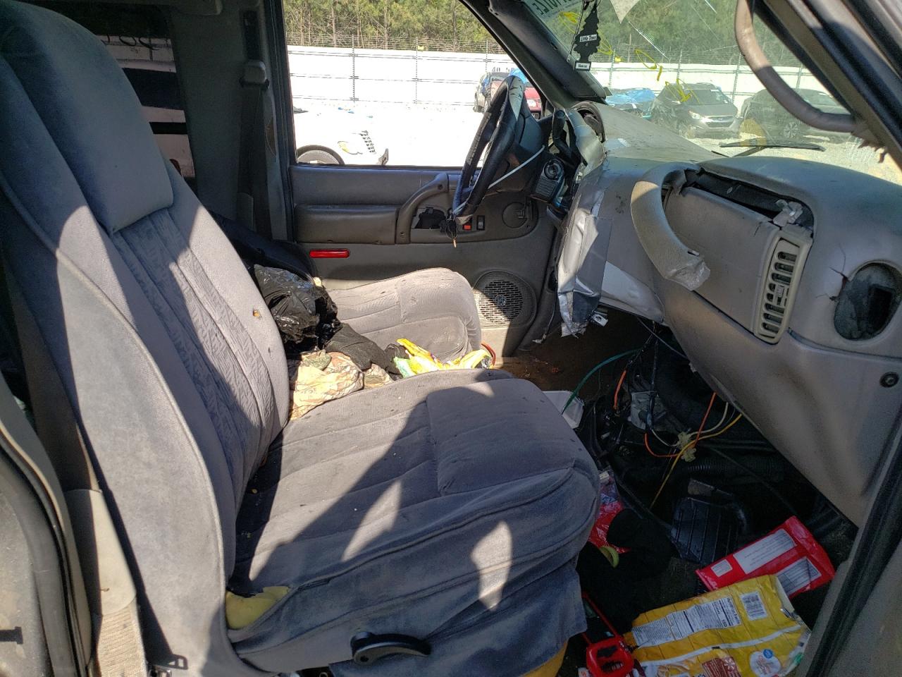 Photo 5 from auction – 2000 CHEVROLET ASTRO with VIN 1GBDM19WXYB159776