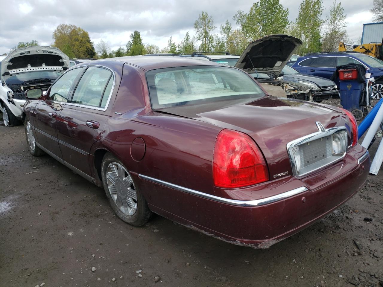 Photo 3 from auction – 2004 LINCOLN TOWN CAR U with VIN 1LNHM83W44Y650958