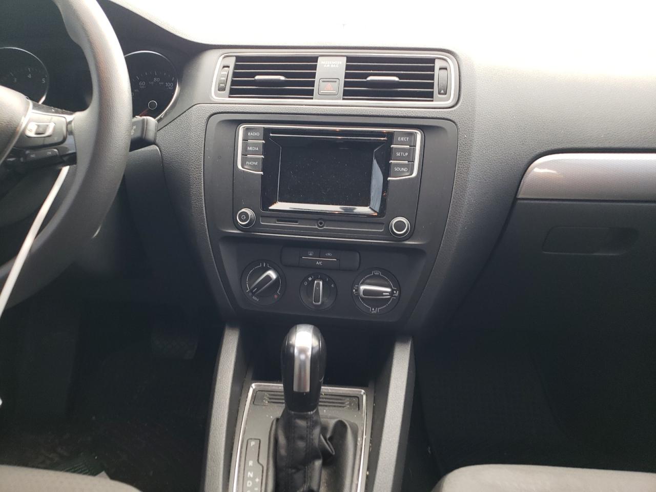 Photo 9 from auction – 2017 VOLKSWAGEN JETTA S with VIN 3VW2B7AJ6HM210708