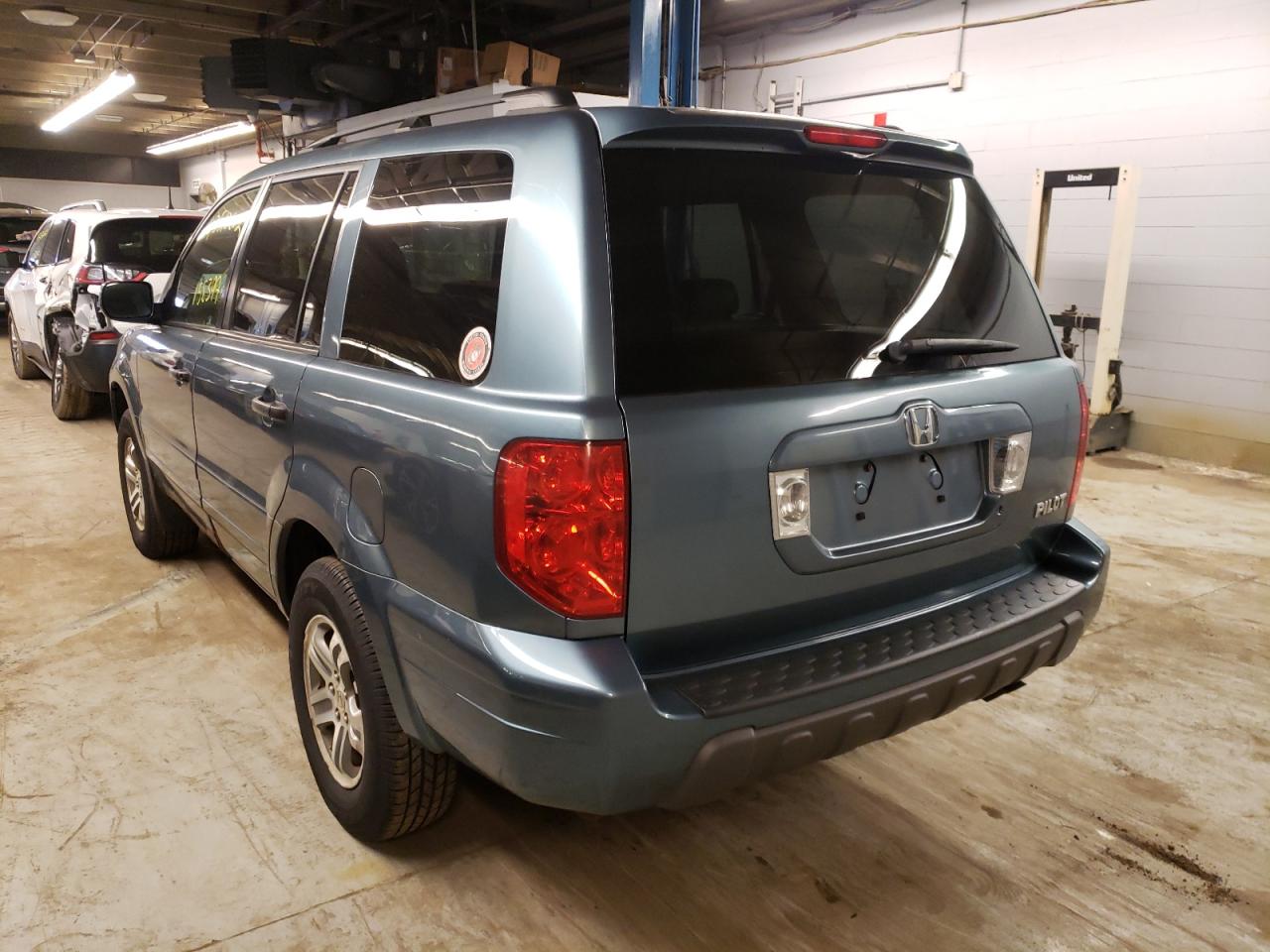 Photo 3 from auction – 2005 HONDA PILOT EXL with VIN 5FNYF18685B021042
