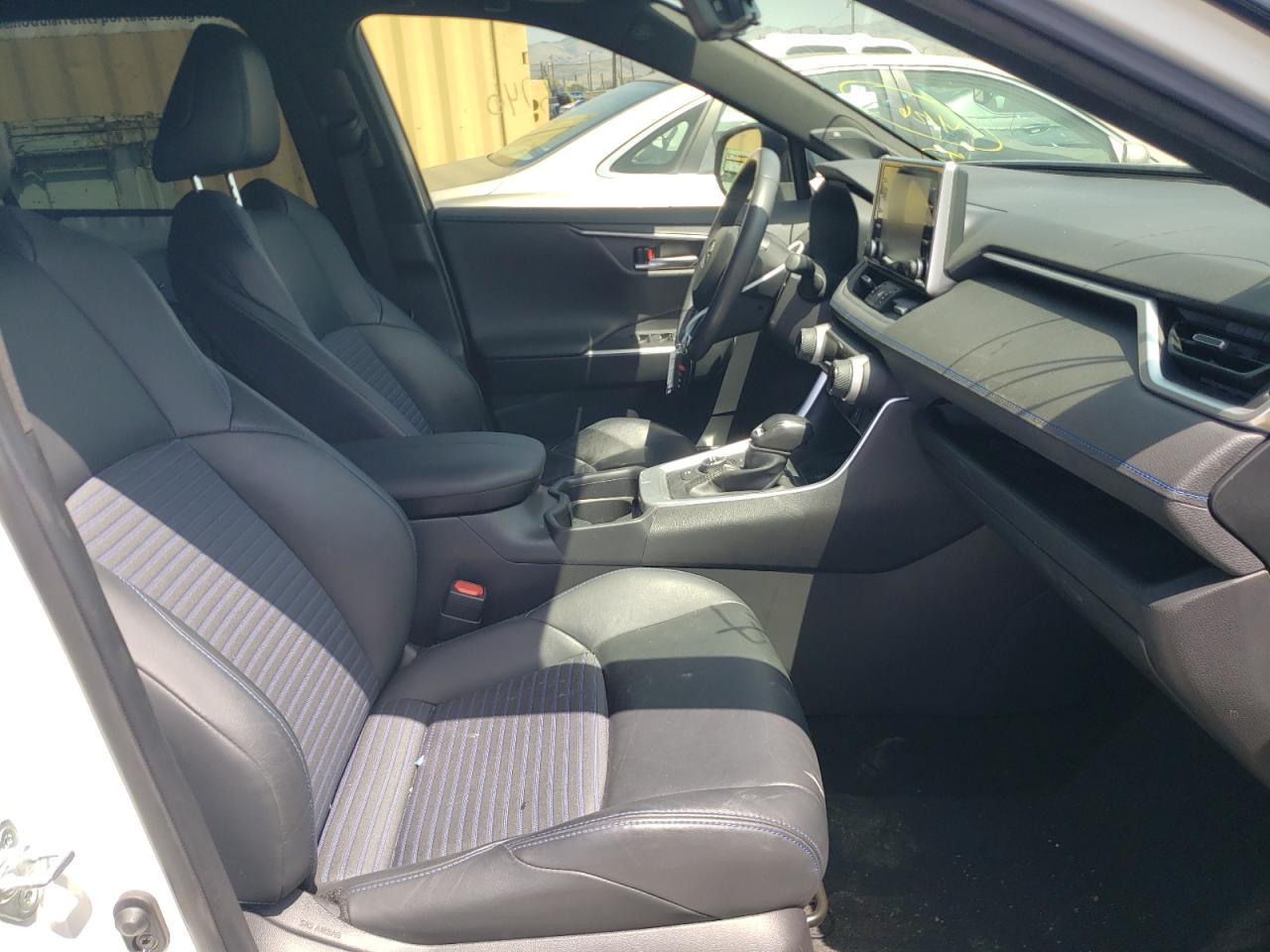 Photo 5 from auction – 2019 TOYOTA RAV4 XSE with VIN JTMEWRFV2KD517727