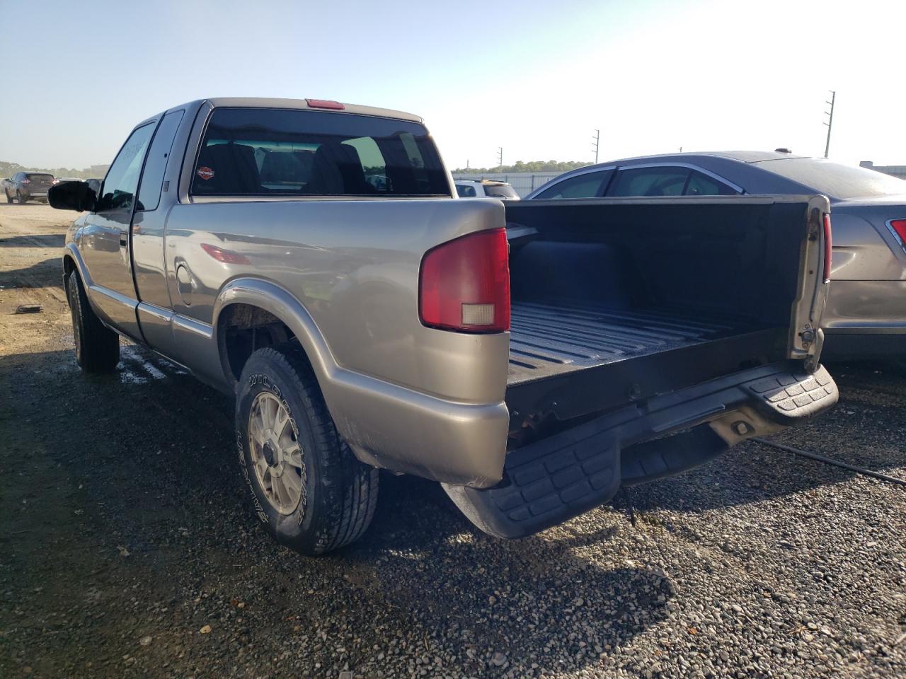 Photo 3 from auction – 2002 GMC SONOMA with VIN 1GTDT19W828207343