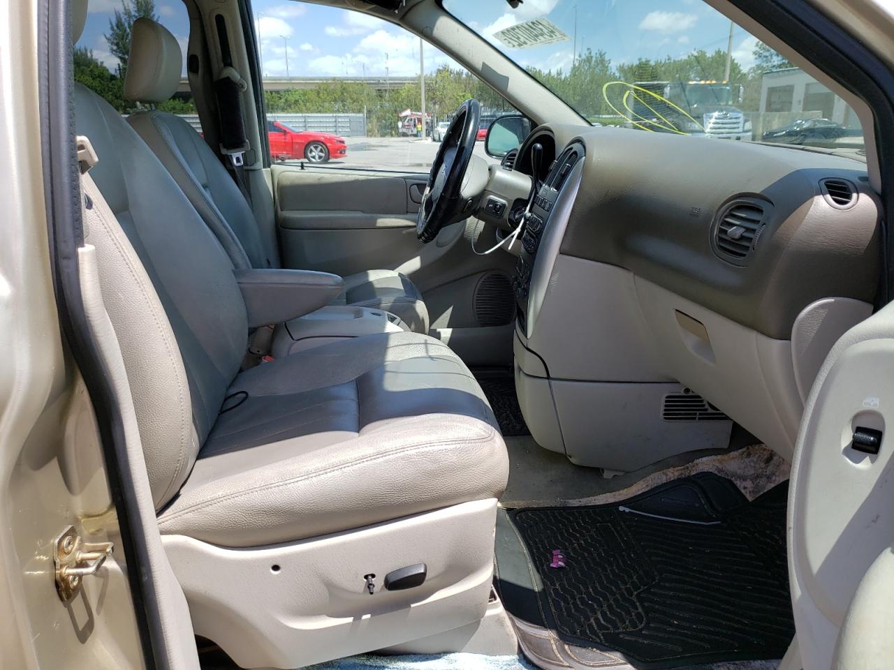 Photo 5 from auction – 2005 CHRYSLER TOWN & COU with VIN 2C8GP54L55R559826