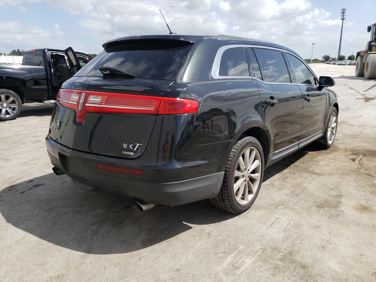Photo 4 from auction – 2010 LINCOLN MKT with VIN 2LMHJ5AT0ABJ04476