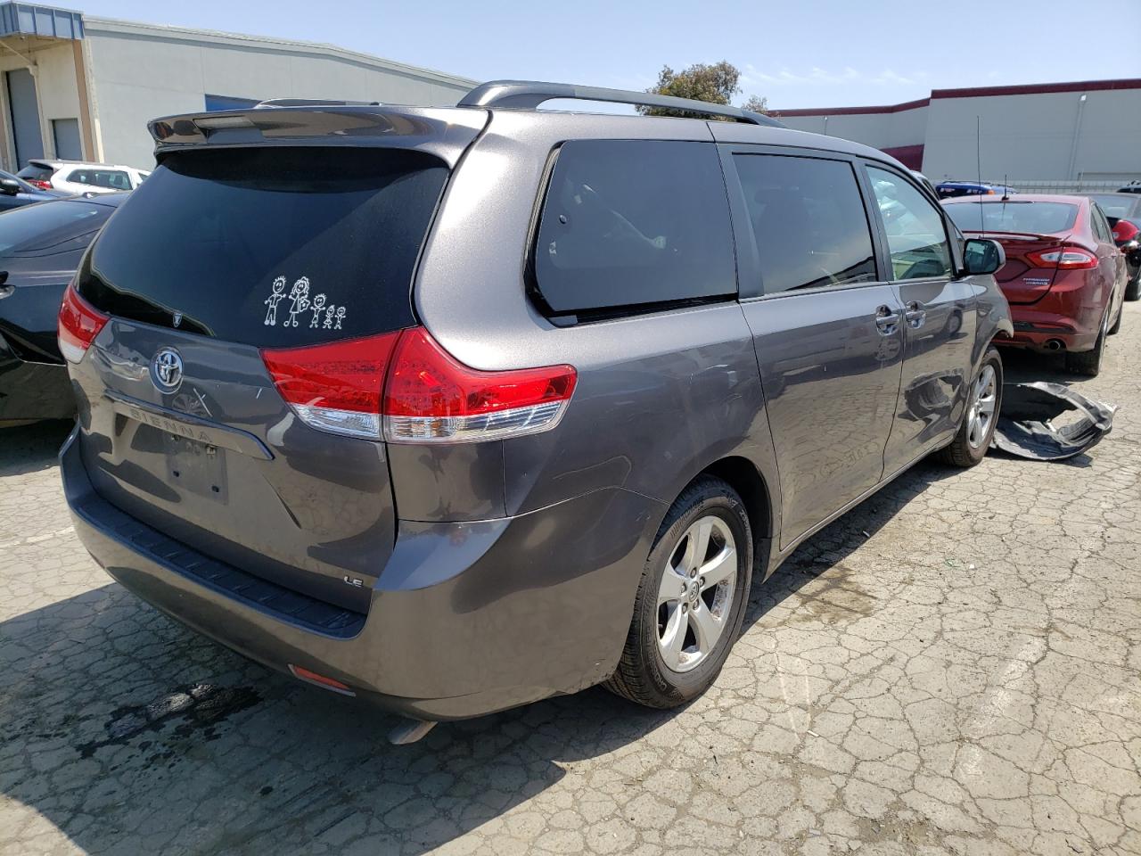Photo 4 from auction – 2014 TOYOTA SIENNA LE with VIN 5TDKK3DC7ES482902