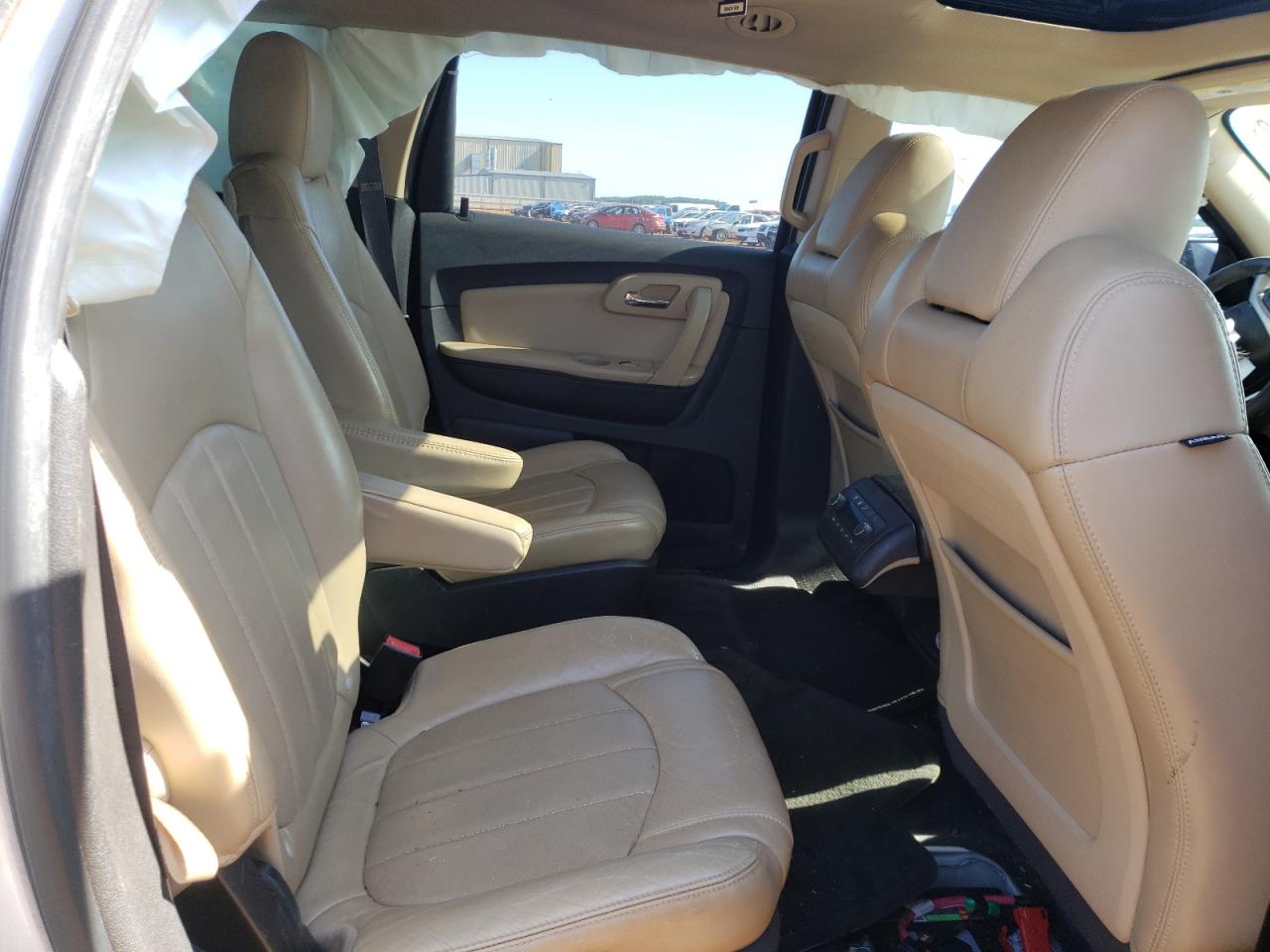 Photo 6 from auction – 2011 CHEVROLET TRAVERSE L with VIN 1GNKRLED5BJ325761