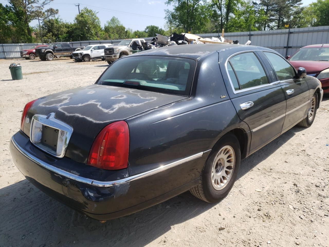 Photo 4 from auction – 2001 LINCOLN TOWN CAR C with VIN 1LNHM85W01Y683576