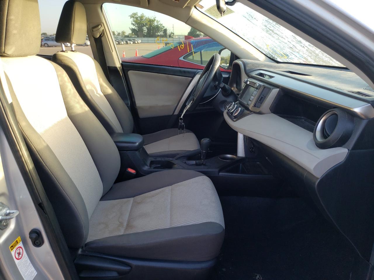 Photo 5 from auction – 2015 TOYOTA RAV4 LE with VIN JTMZFREV6FJ035613
