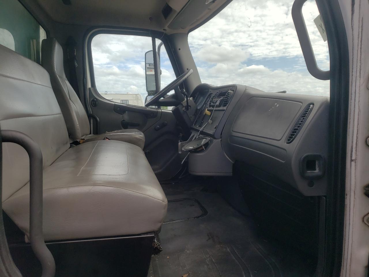 Photo 5 from auction – 2006 FREIGHTLINER M2 106 MED with VIN 1FVACWDC06HW74974