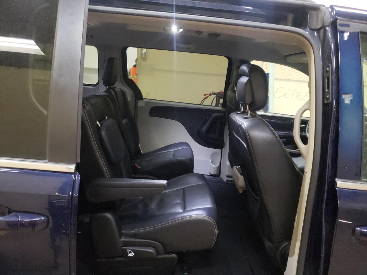Photo 6 from auction – 2016 CHRYSLER TOWN & COU with VIN 2C4RC1BG7GR147947