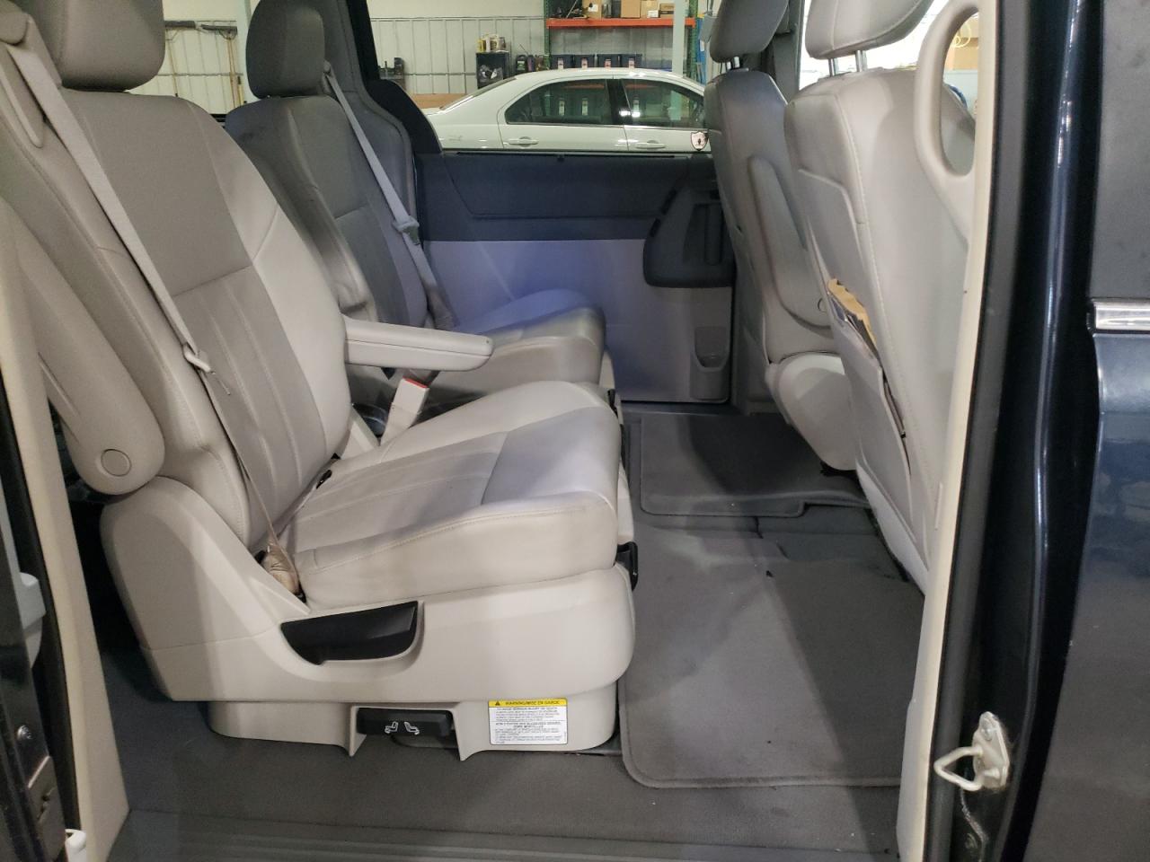 Photo 6 from auction – 2008 CHRYSLER TOWN & COU with VIN 2A8HR54P48R838636