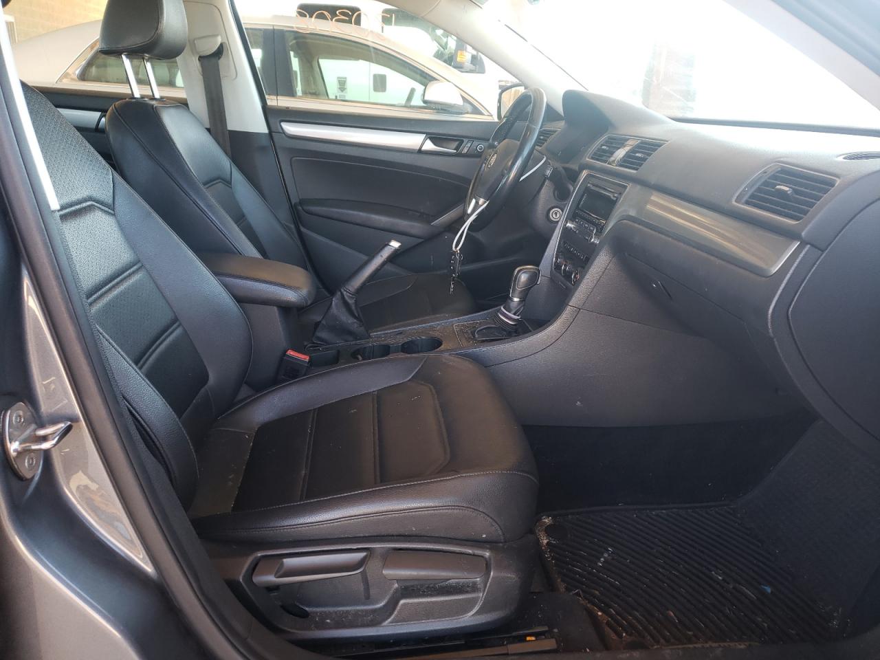 Photo 5 from auction – 2015 VOLKSWAGEN PASSAT S with VIN 1VWAT7A30FC094155