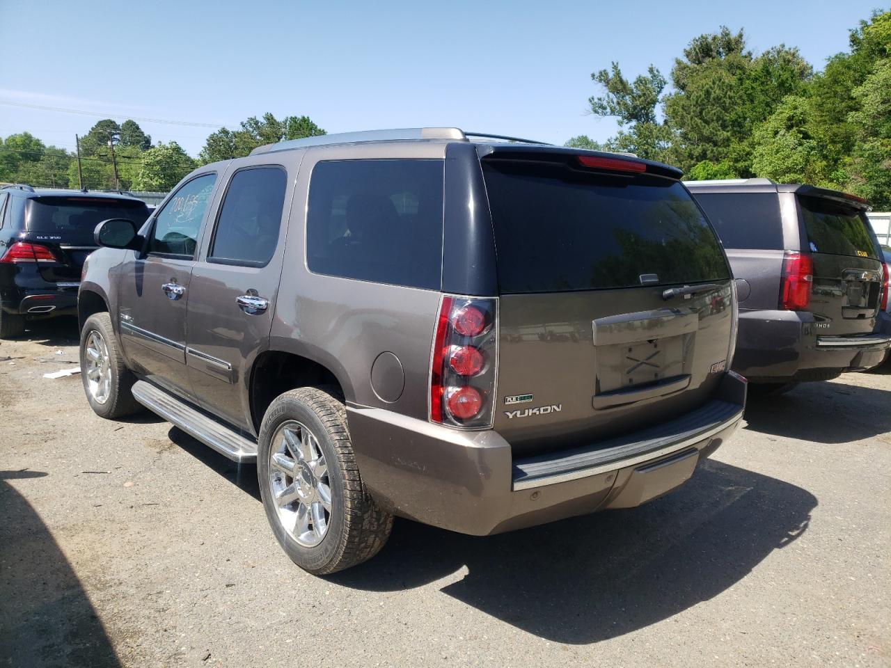 Photo 3 from auction – 2011 GMC YUKON DENA with VIN 1GKS1EEF7BR327059