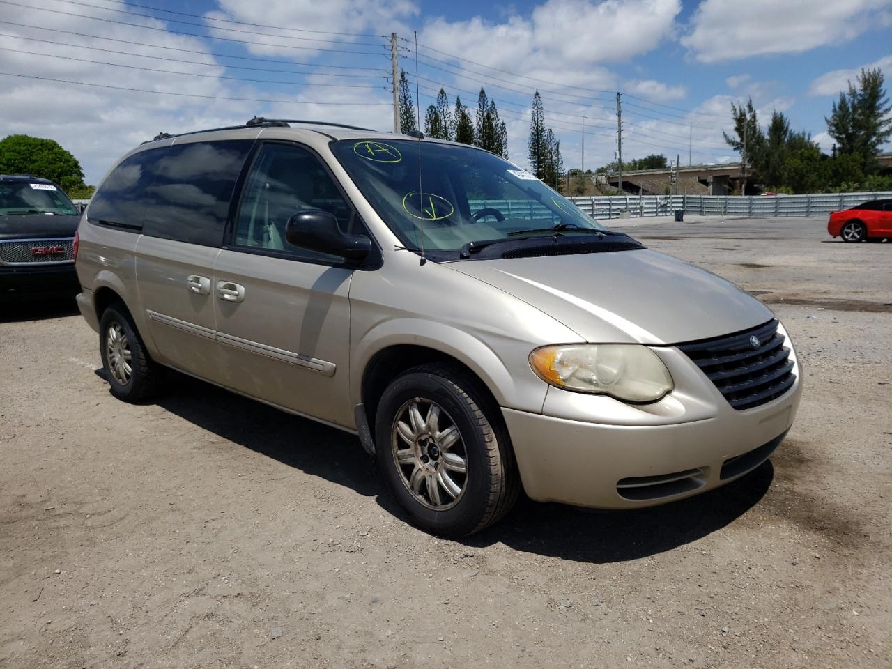 Photo 1 from auction – 2005 CHRYSLER TOWN & COU with VIN 2C8GP54L55R559826