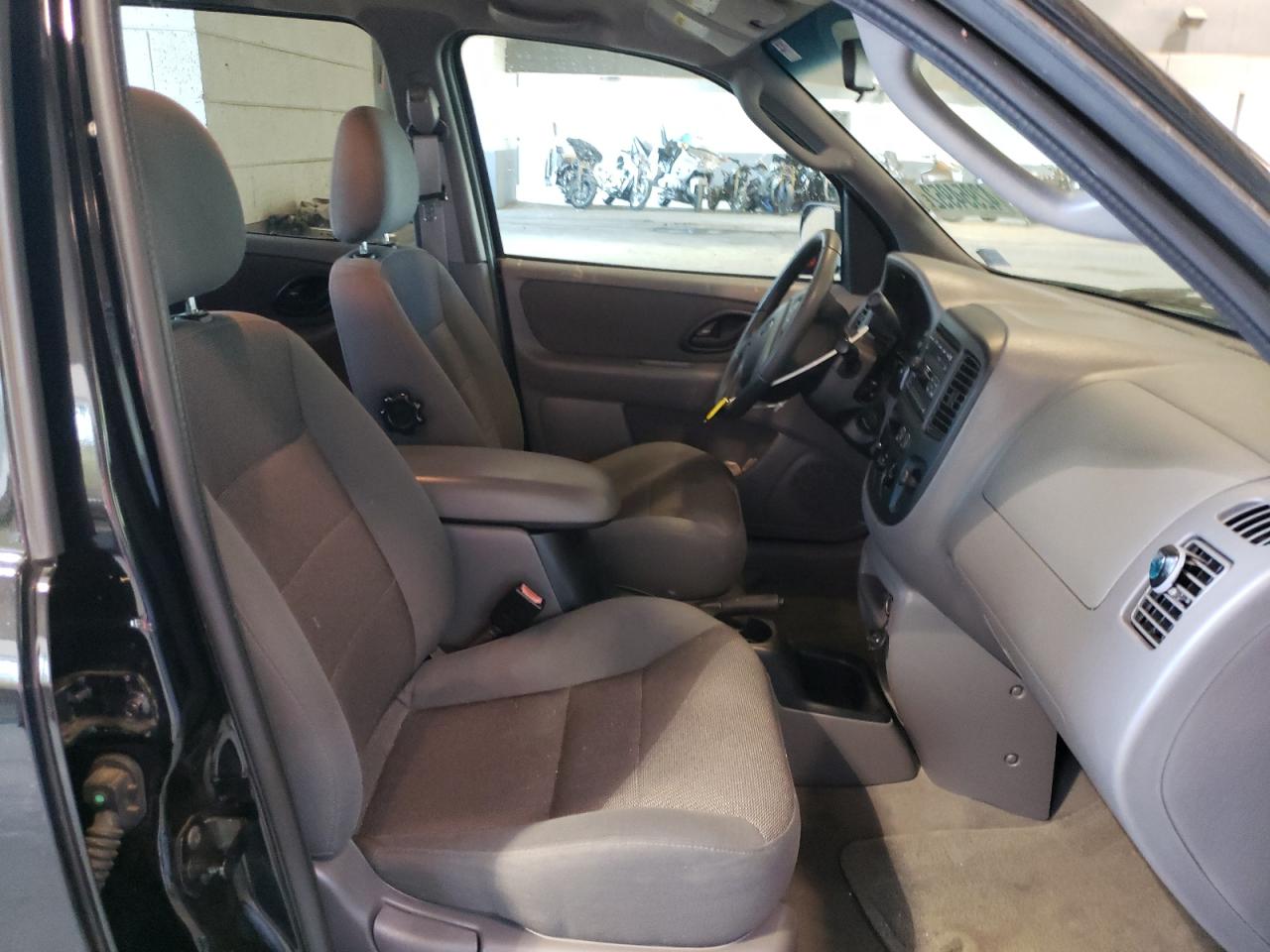 Photo 5 from auction – 2002 FORD ESCAPE XLT with VIN 1FMYU03102KC93137