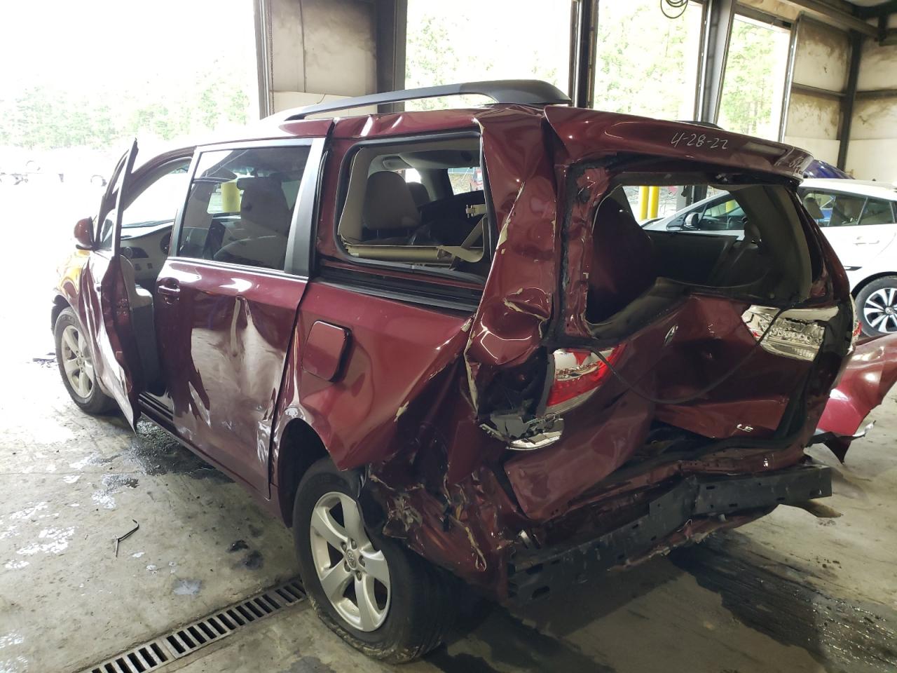 Photo 3 from auction – 2014 TOYOTA SIENNA LE with VIN 5TDKK3DC9ES447729