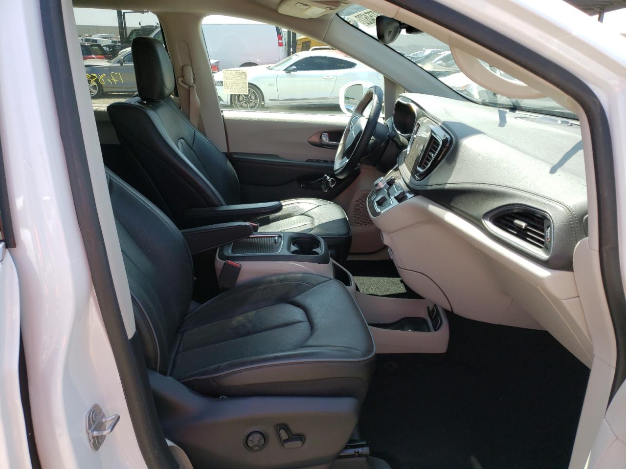 Photo 5 from auction – 2018 CHRYSLER PACIFICA H with VIN 2C4RC1N71JR358712