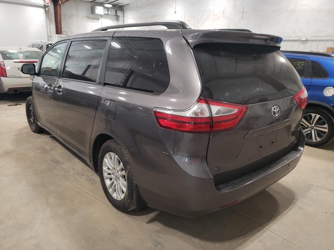 Photo 3 from auction – 2017 TOYOTA SIENNA XLE with VIN 5TDYZ3DCXHS854646