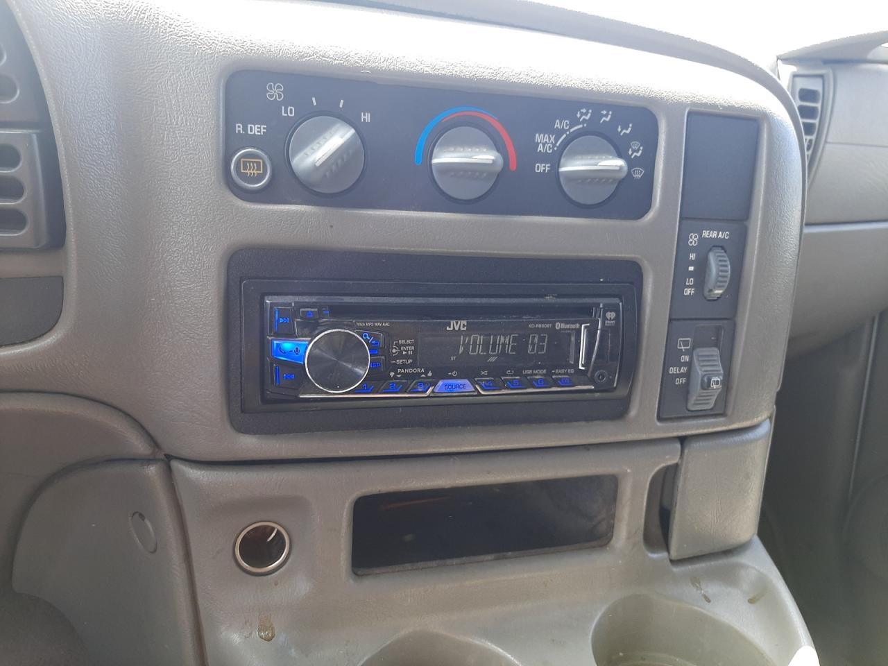 Photo 9 from auction – 2000 CHEVROLET ASTRO with VIN 1GNDM19W9YB212938