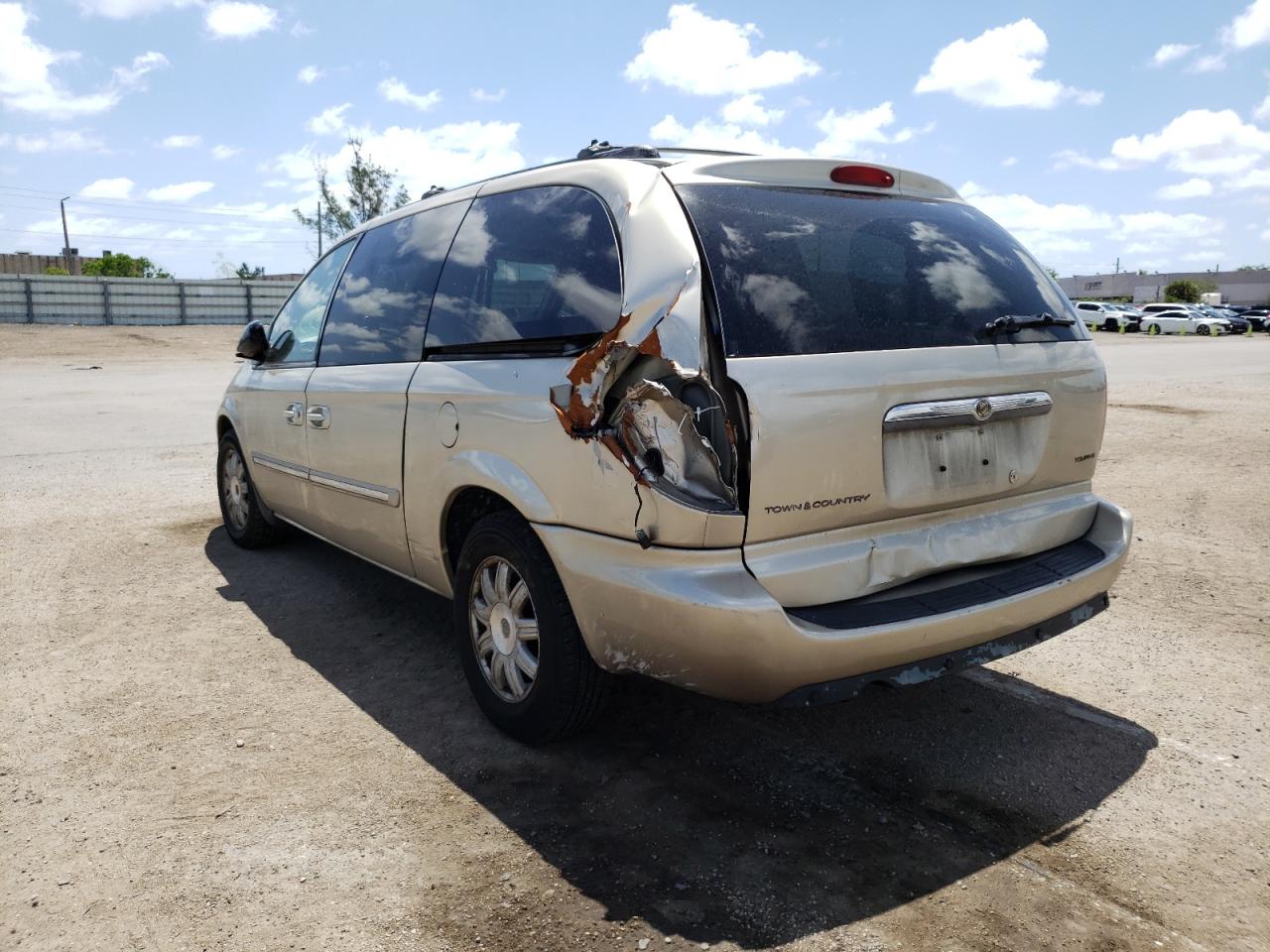 Photo 3 from auction – 2005 CHRYSLER TOWN & COU with VIN 2C8GP54L55R559826
