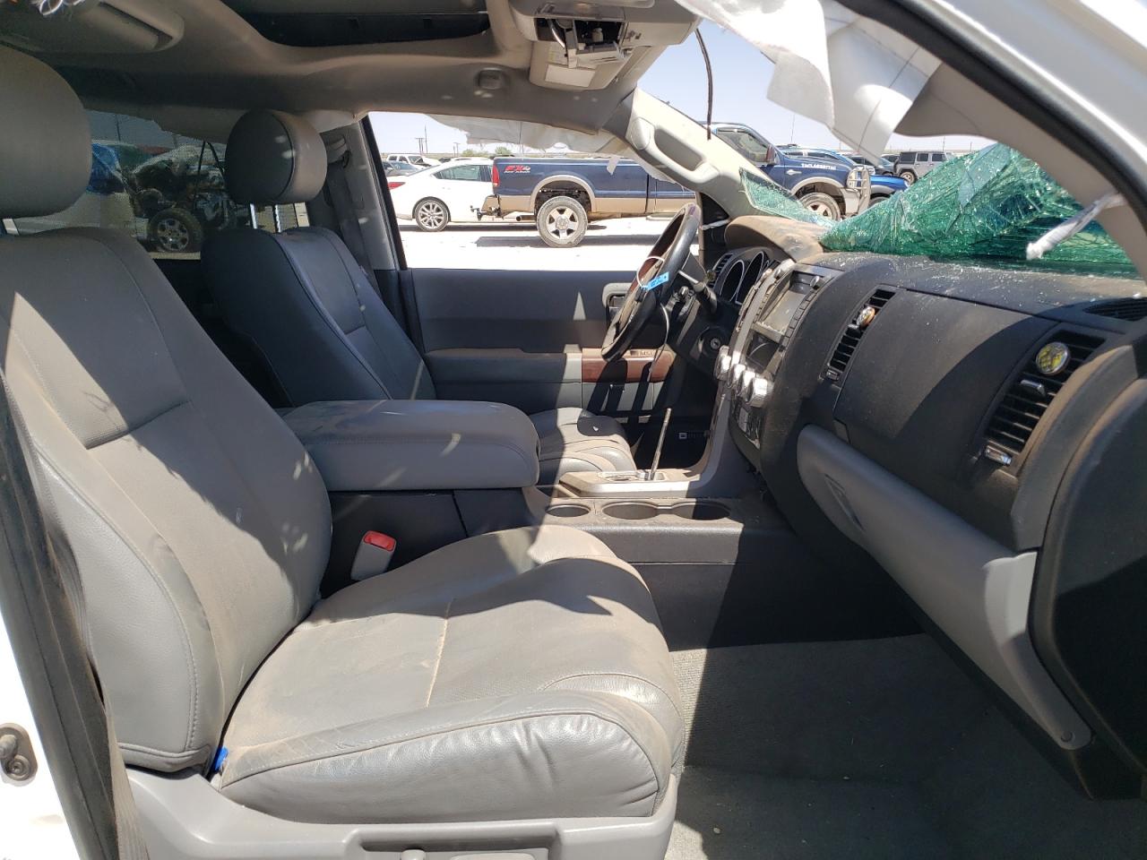 Photo 5 from auction – 2011 TOYOTA SEQUOIA PL with VIN 5TDYY5G11BS032639