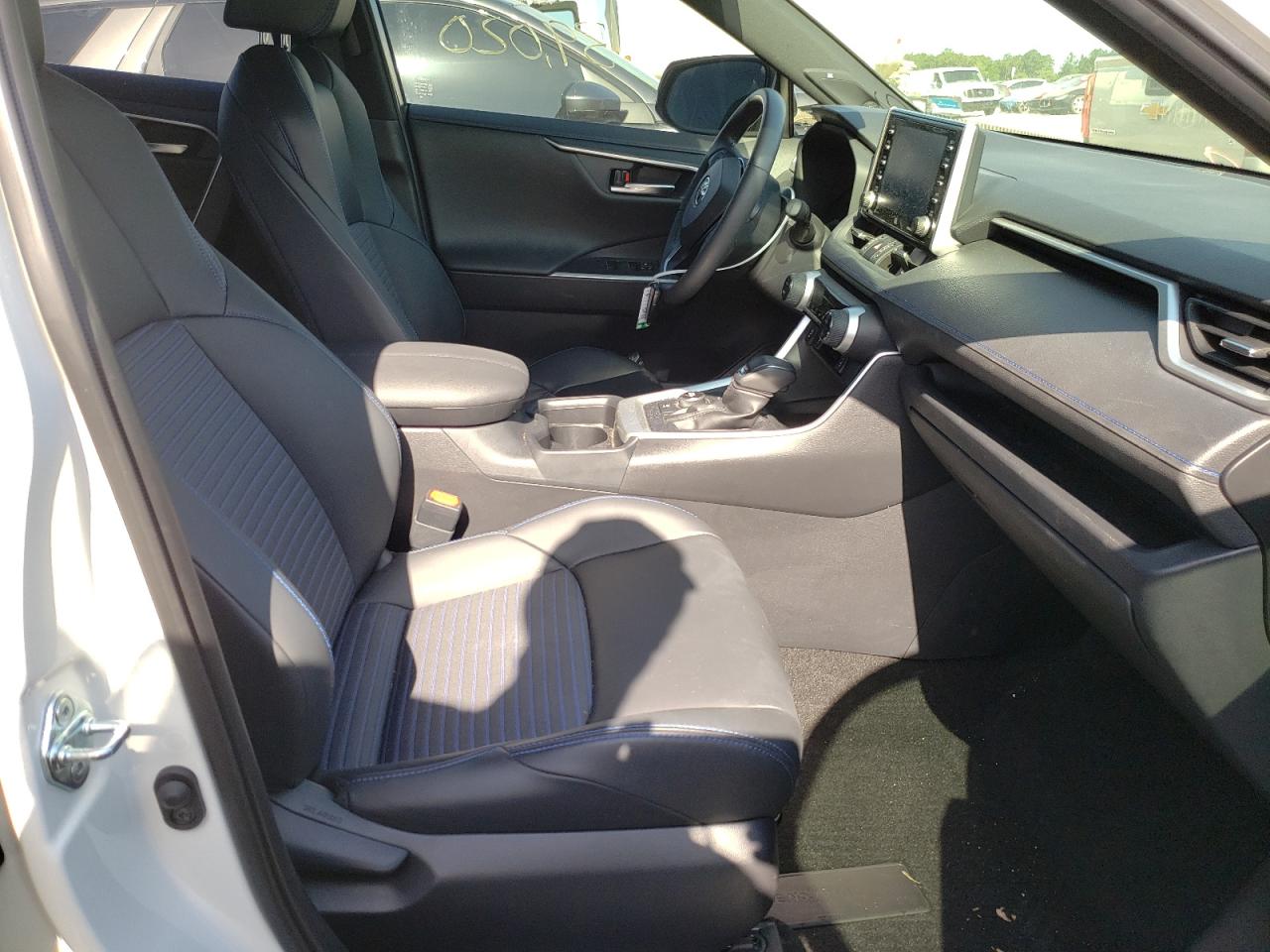 Photo 5 from auction – 2020 TOYOTA RAV4 XSE with VIN JTMEWRFV8LD532914