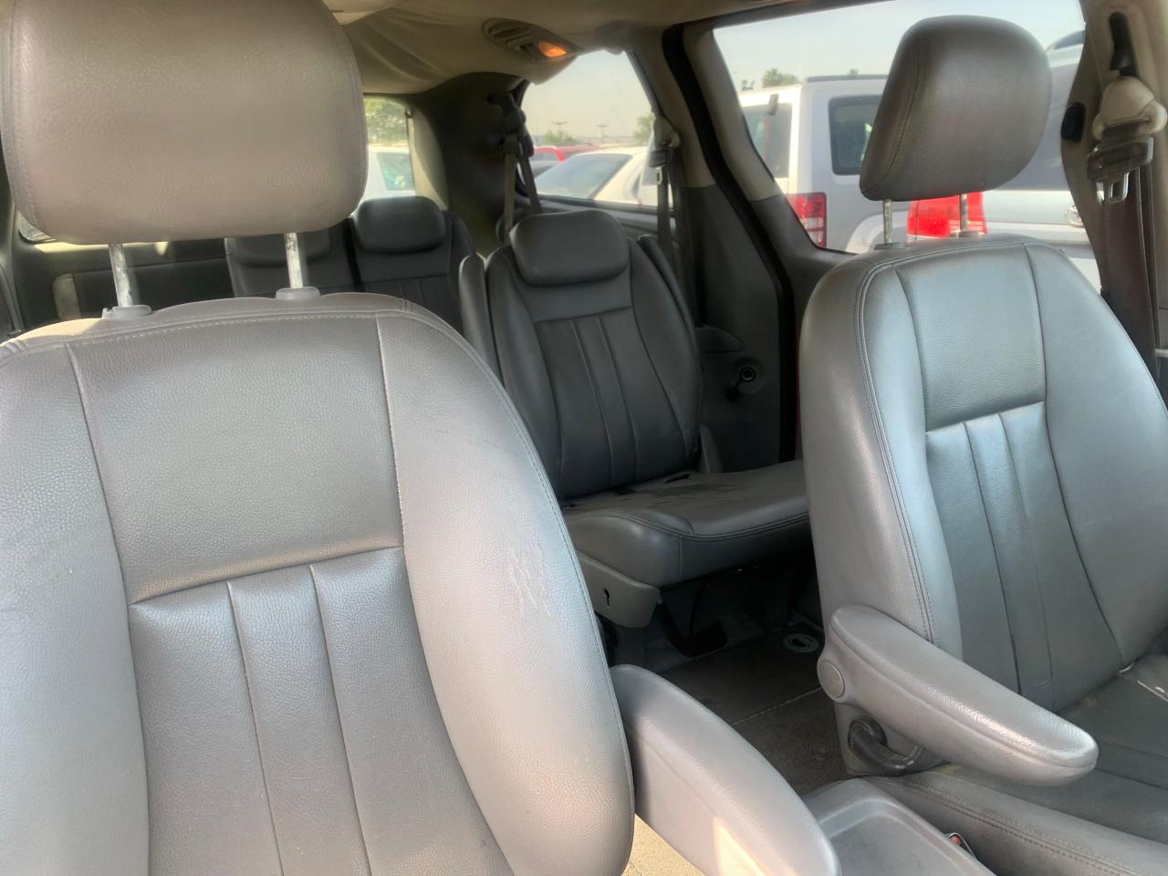 Photo 9 from auction – 2005 CHRYSLER TOWN & COU with VIN 2C4GP54L05R583047