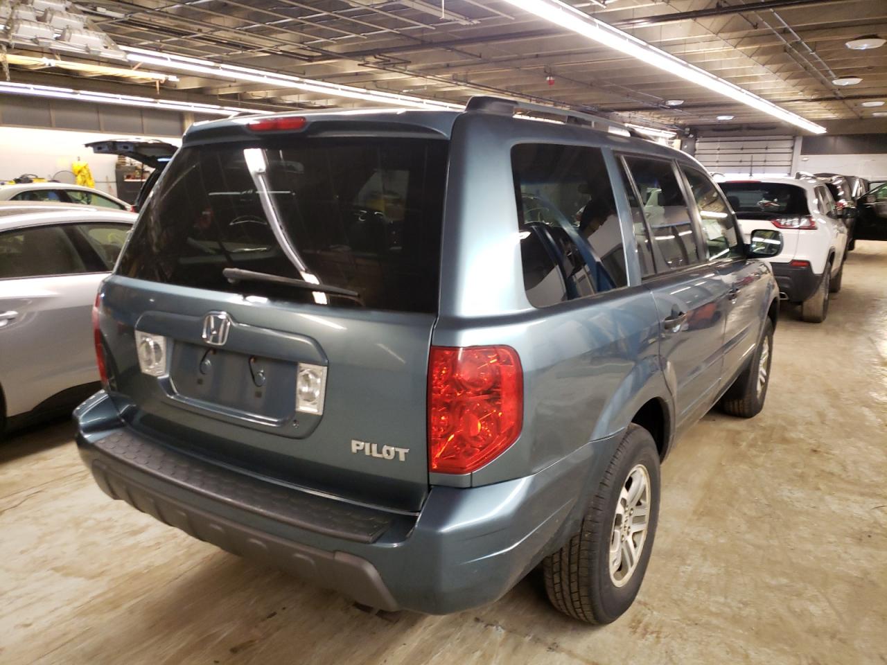 Photo 4 from auction – 2005 HONDA PILOT EXL with VIN 5FNYF18685B021042