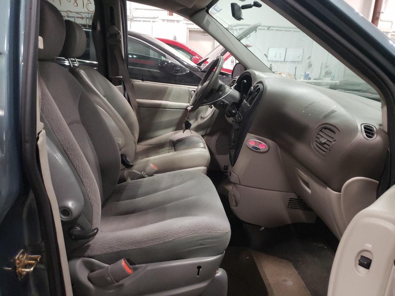 Photo 5 from auction – 2005 DODGE GRAND CARA with VIN 2D8GP44L95R447303