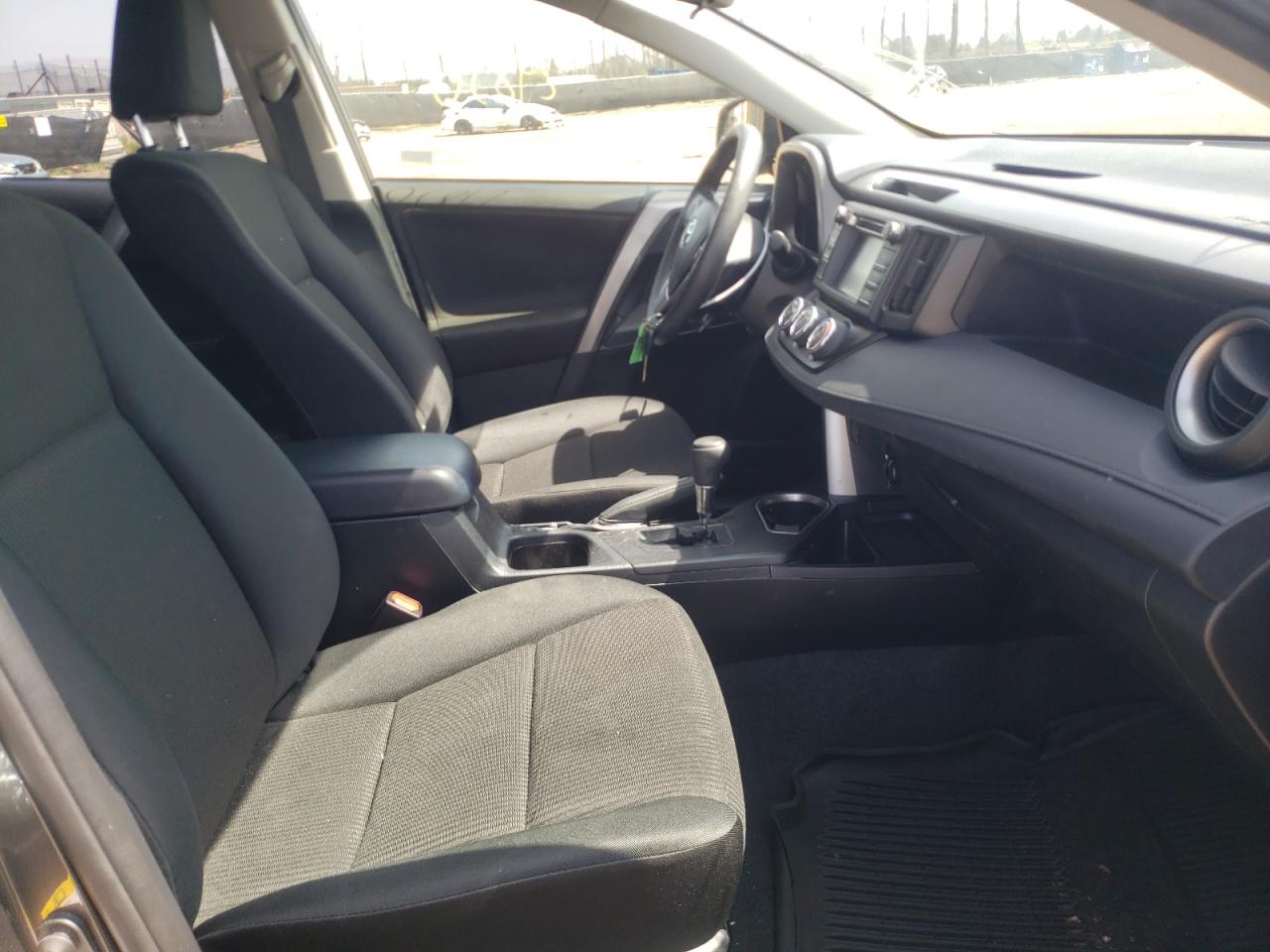 Photo 5 from auction – 2018 TOYOTA RAV4 LE with VIN JTMZFREV4JJ211485