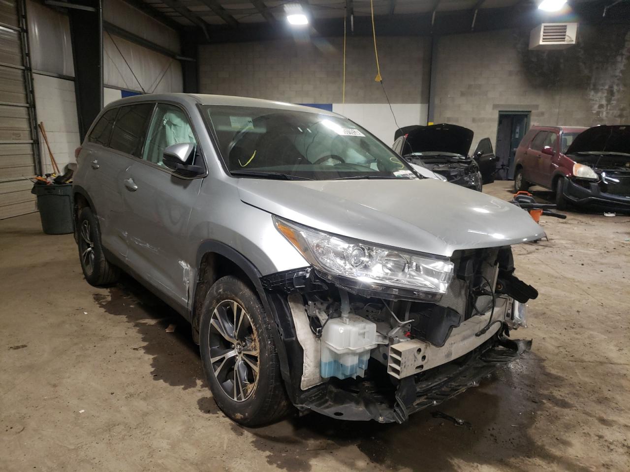 TOYOTA HIGHLANDER 2019 with VIN 5TDBZRFH5KS962682 - Photo from auction