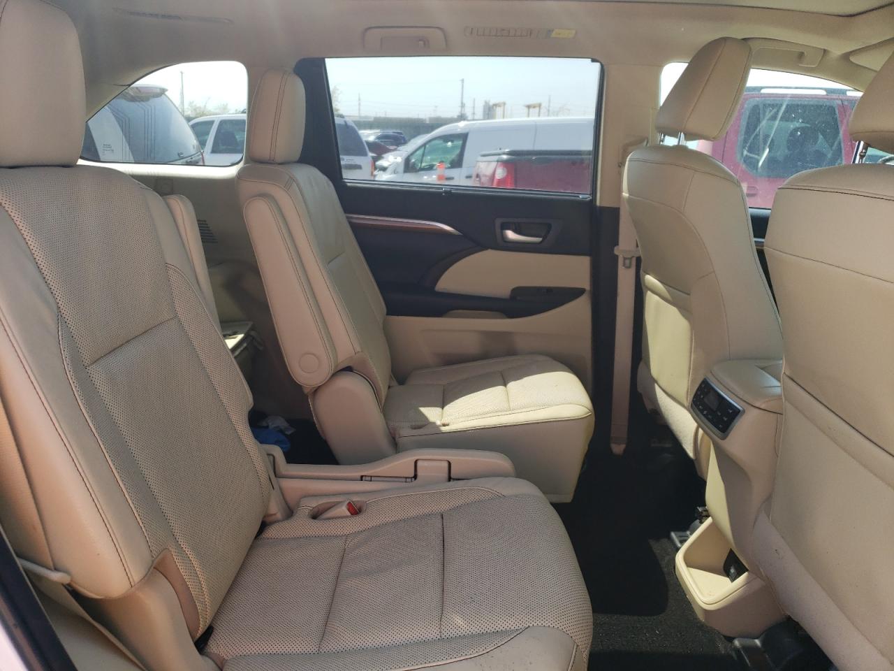 Photo 6 from auction – 2018 TOYOTA HIGHLANDER with VIN 5TDDZRFH8JS898824